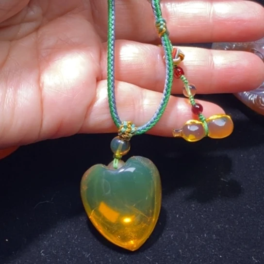 琥珀未镶嵌裸石蓝珀国风款爱心