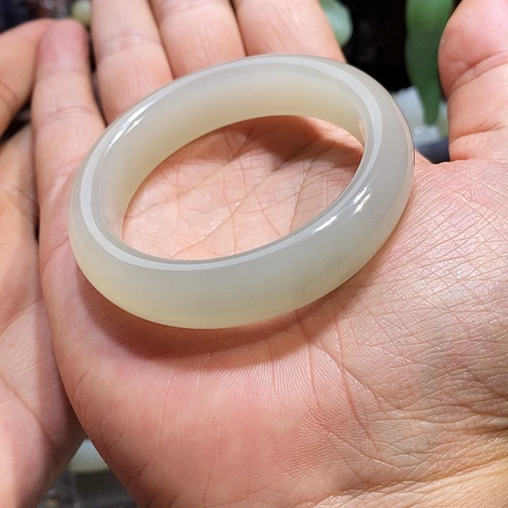 桉***桉和田玉未镶嵌颈饰