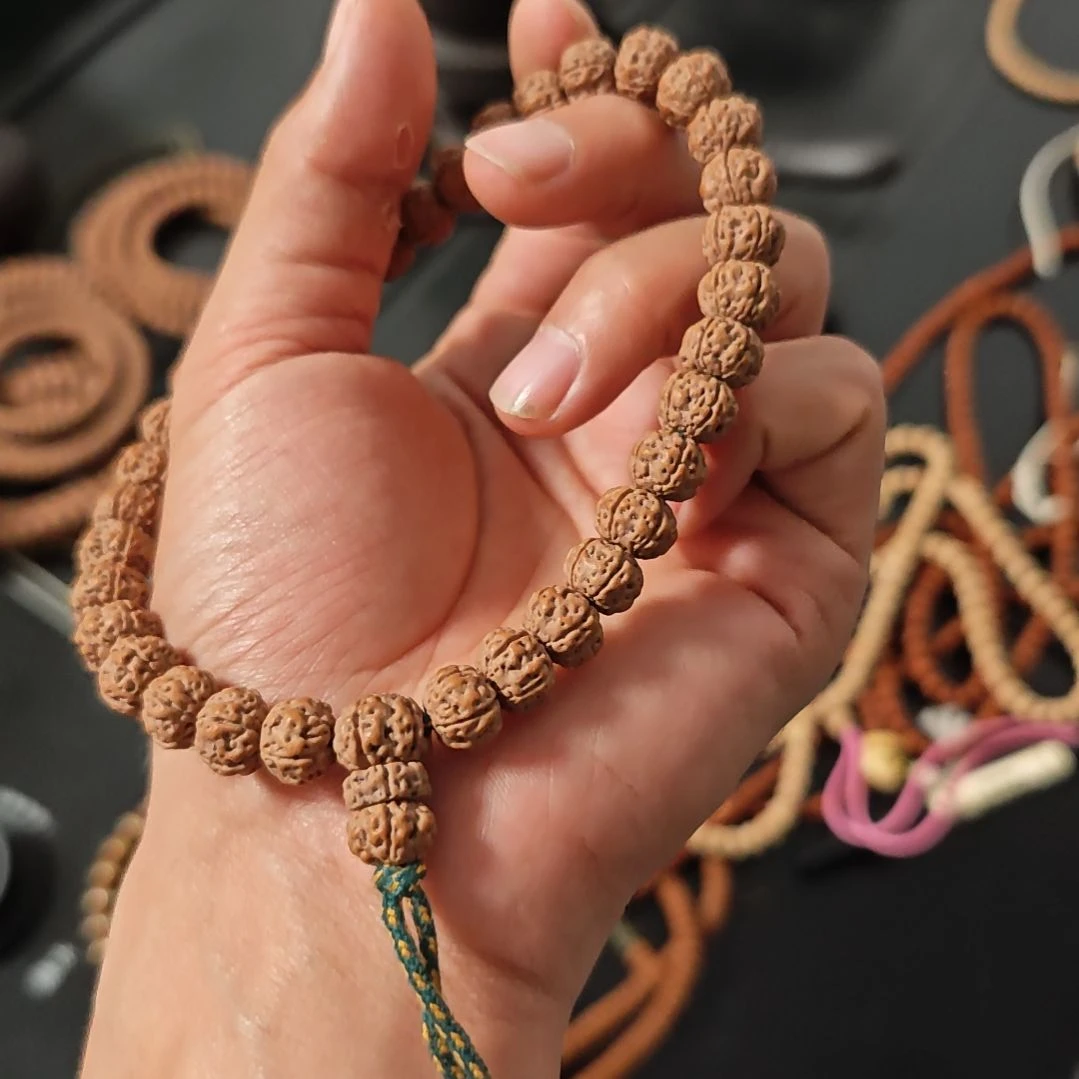 菩提勿里达老树王手持