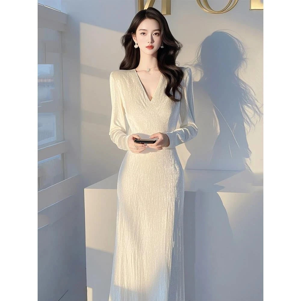 富家千金白色长袖丝绒连衣裙女2025秋季法式显身材收腰礼服长裙子