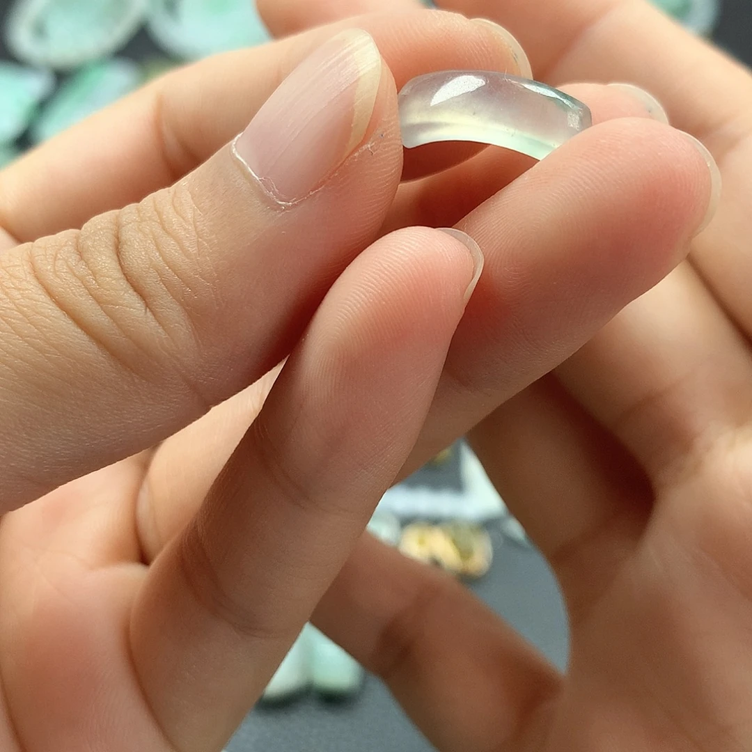 翡翠未镶嵌颈饰马鞍戒