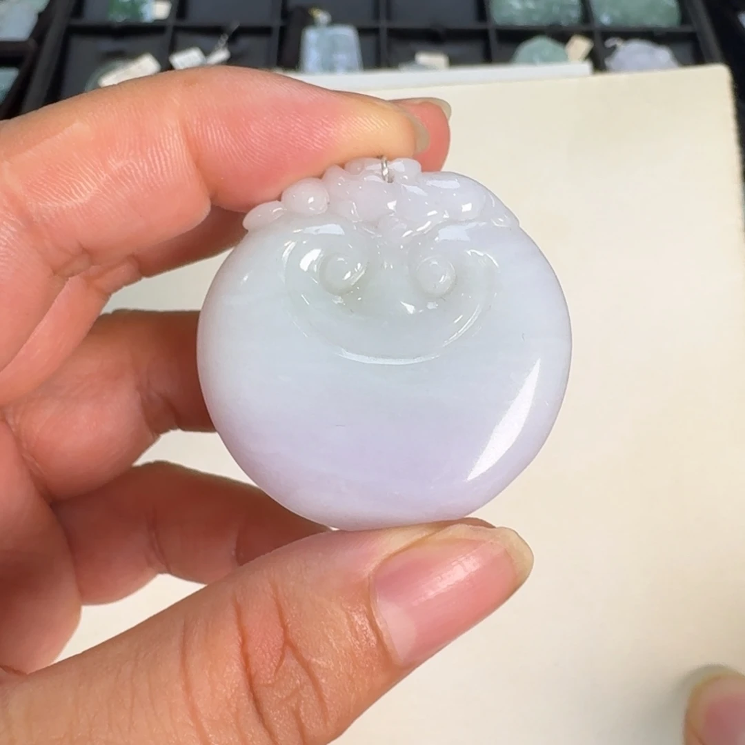 翡翠未镶嵌颈饰如意锁