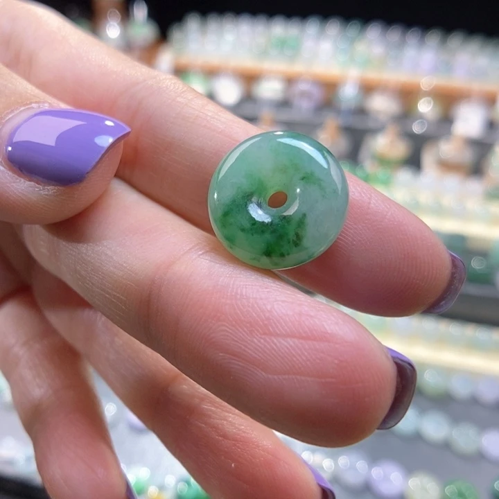 翡翠未镶嵌颈饰飘辣绿