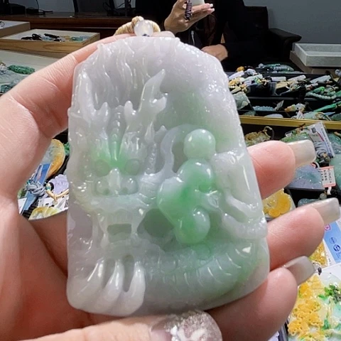 翡翠未镶嵌颈饰一个
