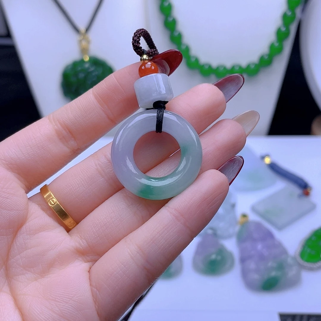 翡翠吊坠(赠链)未镶嵌