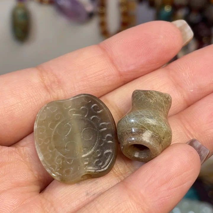 你***师和田玉未镶嵌颈饰