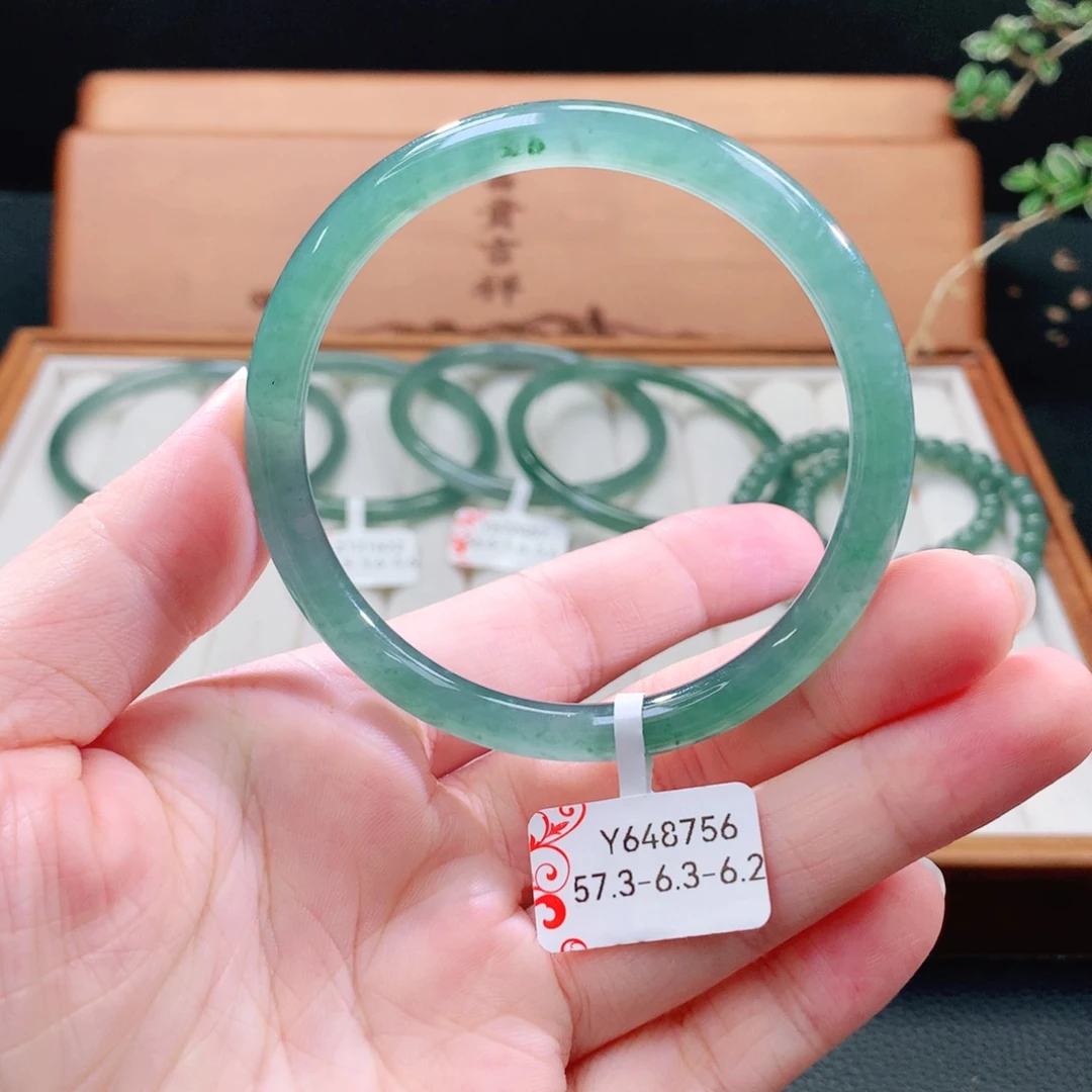翡翠手镯（圆镯）未镶嵌