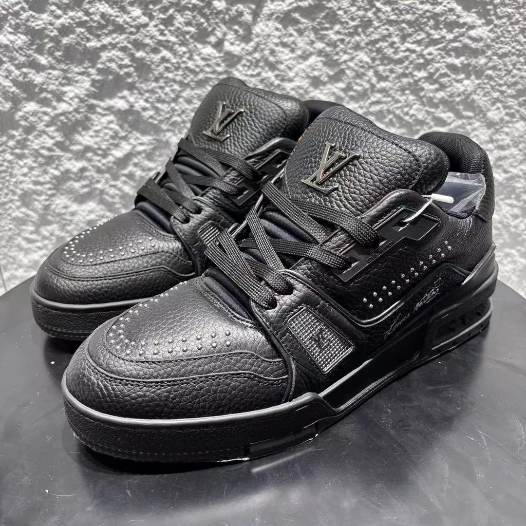 全新未使用 LouisVuitton/路易威登 39码/ 黑色铆钉trainer板鞋