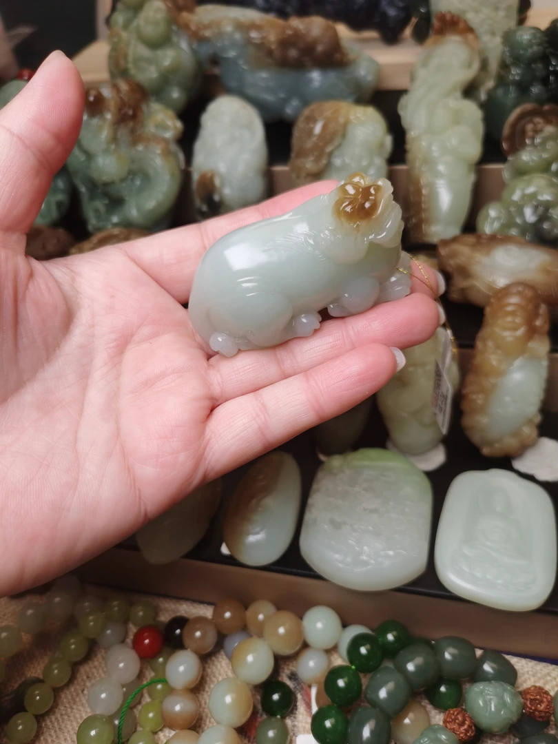 和田玉貔貅吊坠手把件