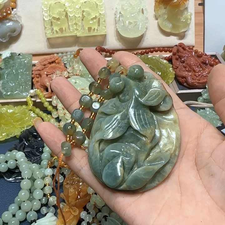 未镶嵌蛇纹石玉吊坠
