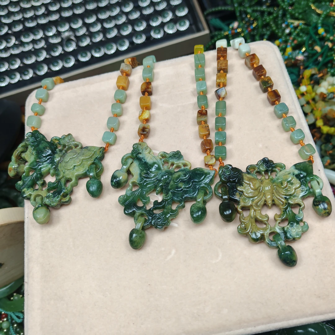 岫玉上品精美花玉虎皮兰蝴蝶全珠链（随机发货其中一个）
