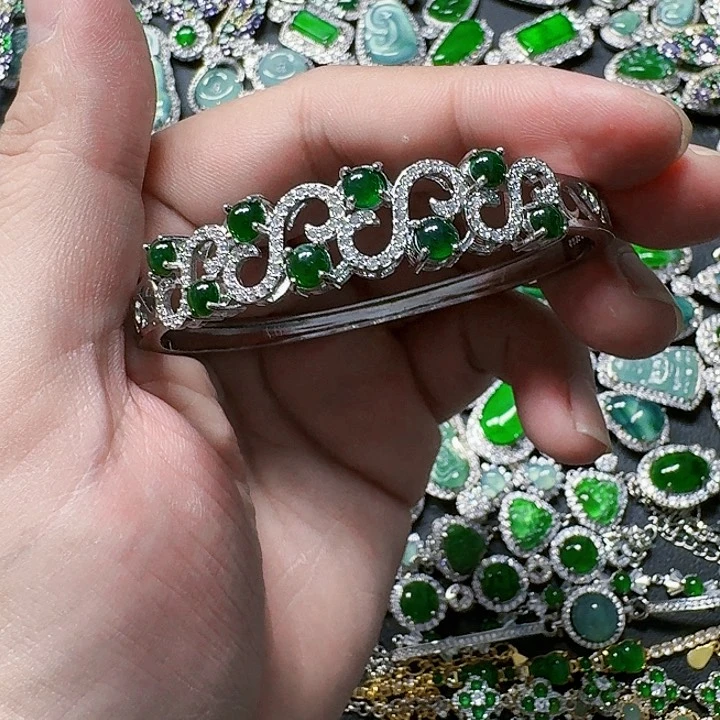 翡翠颈饰未镶嵌天然A货翡翠放漏