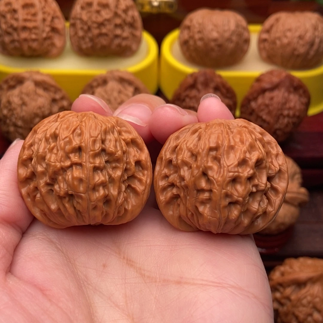 文玩核桃把件精品红皮山地磨盘38