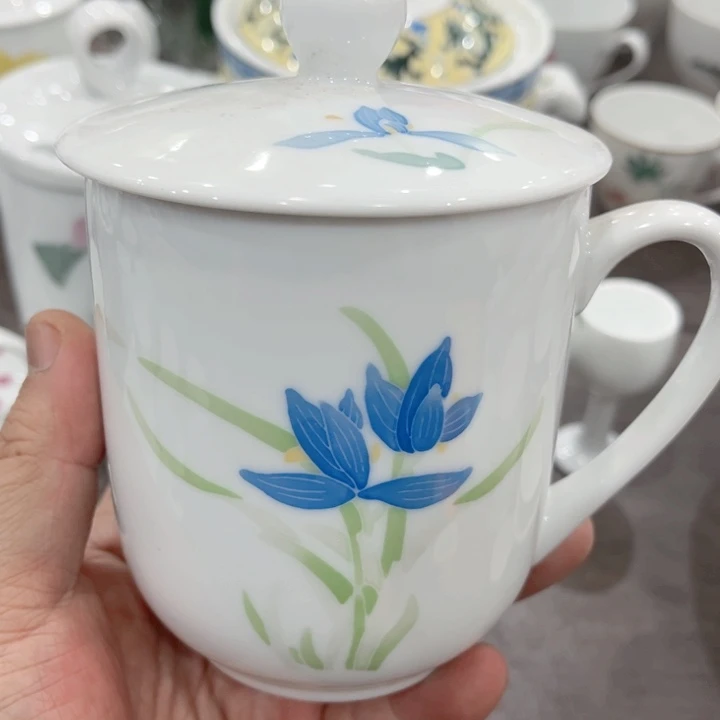 杯哈*釉下五彩的瓷器和瓷器