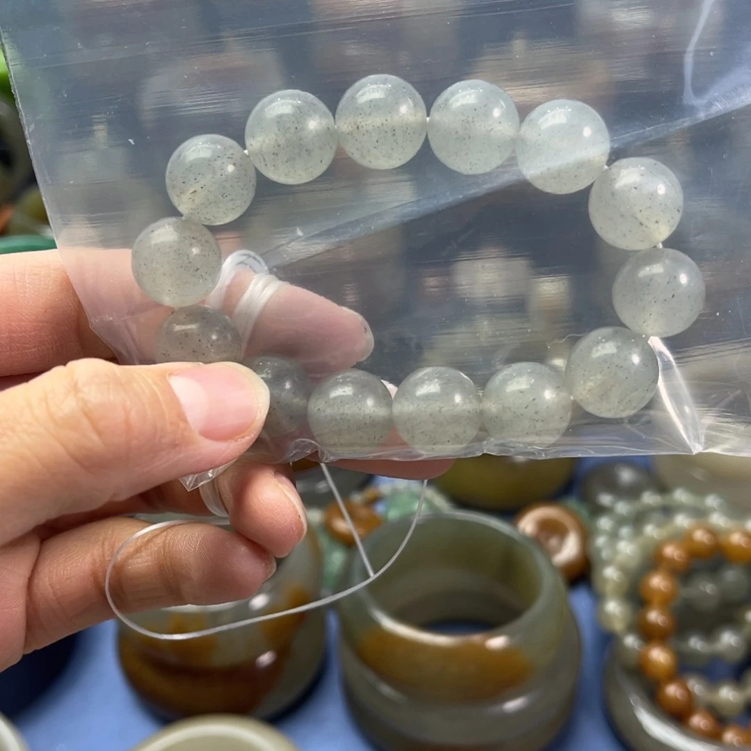 乐***寰石英质玉未镶嵌手镯