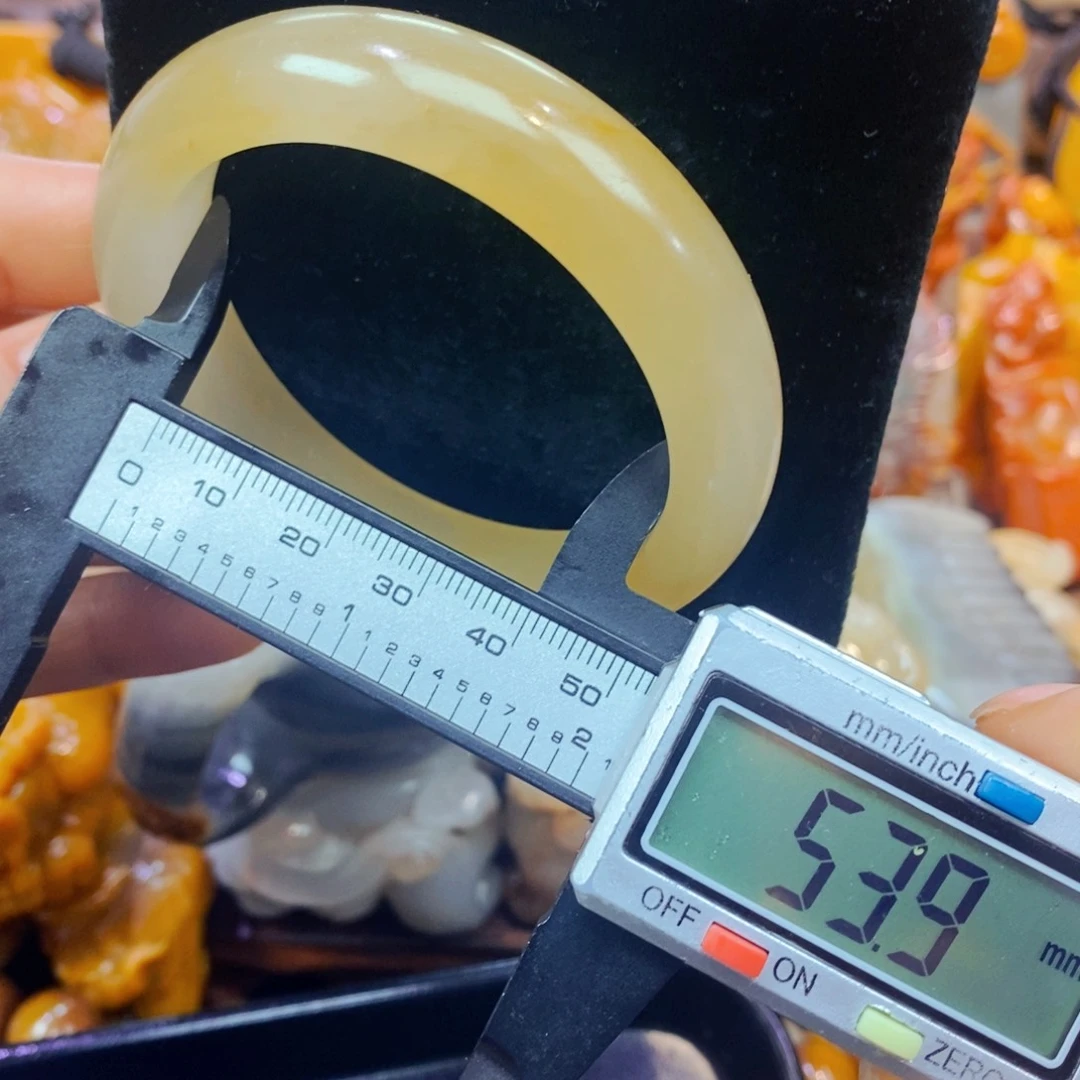 未镶嵌石英质玉（黄龙玉）颈饰