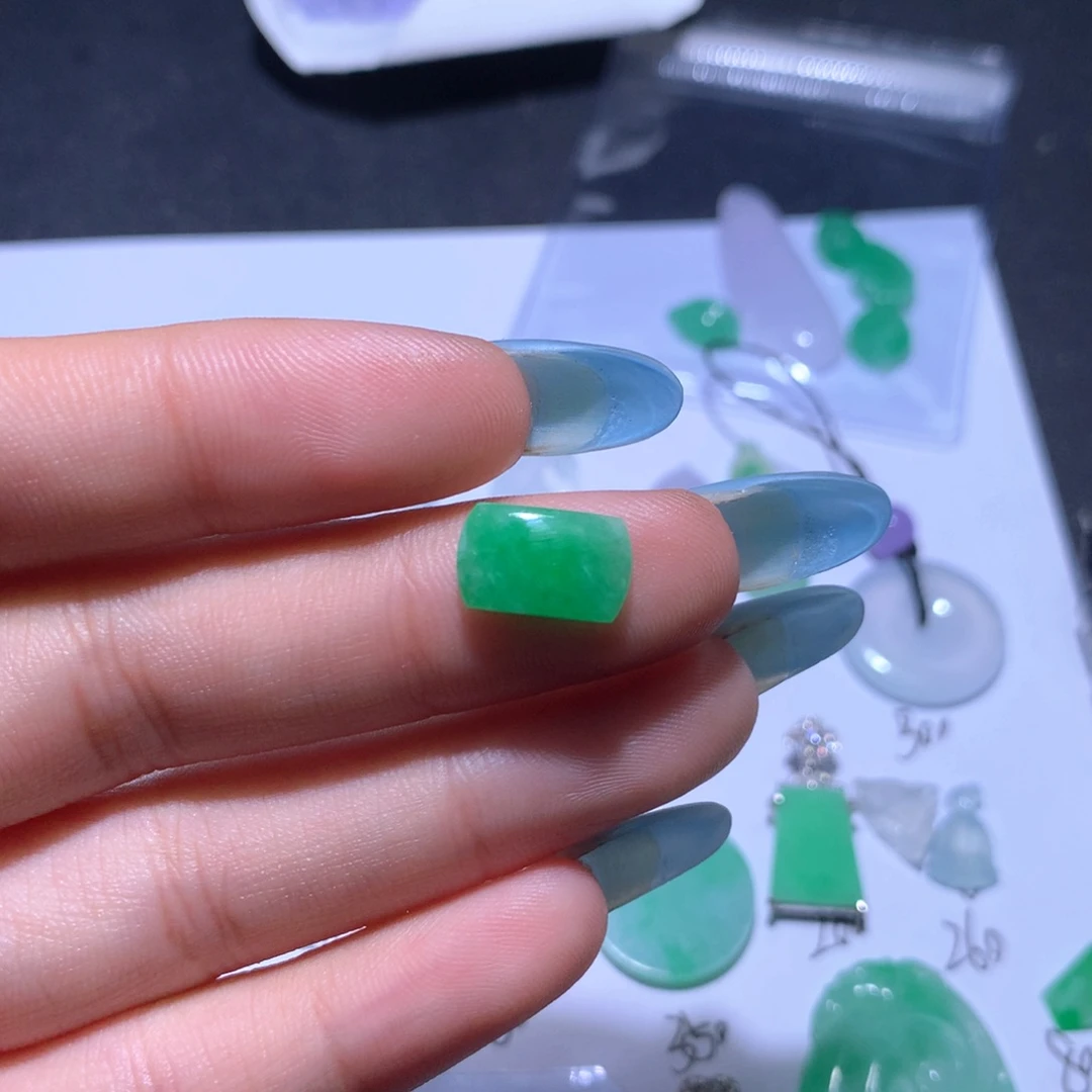 翡翠未镶嵌颈饰马鞍