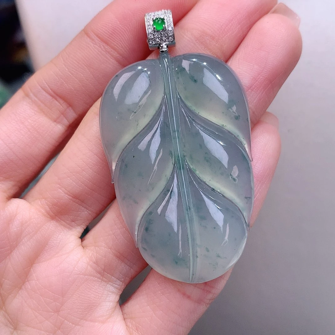 颈饰18K金镶嵌翡翠冰胶飘花大叶子