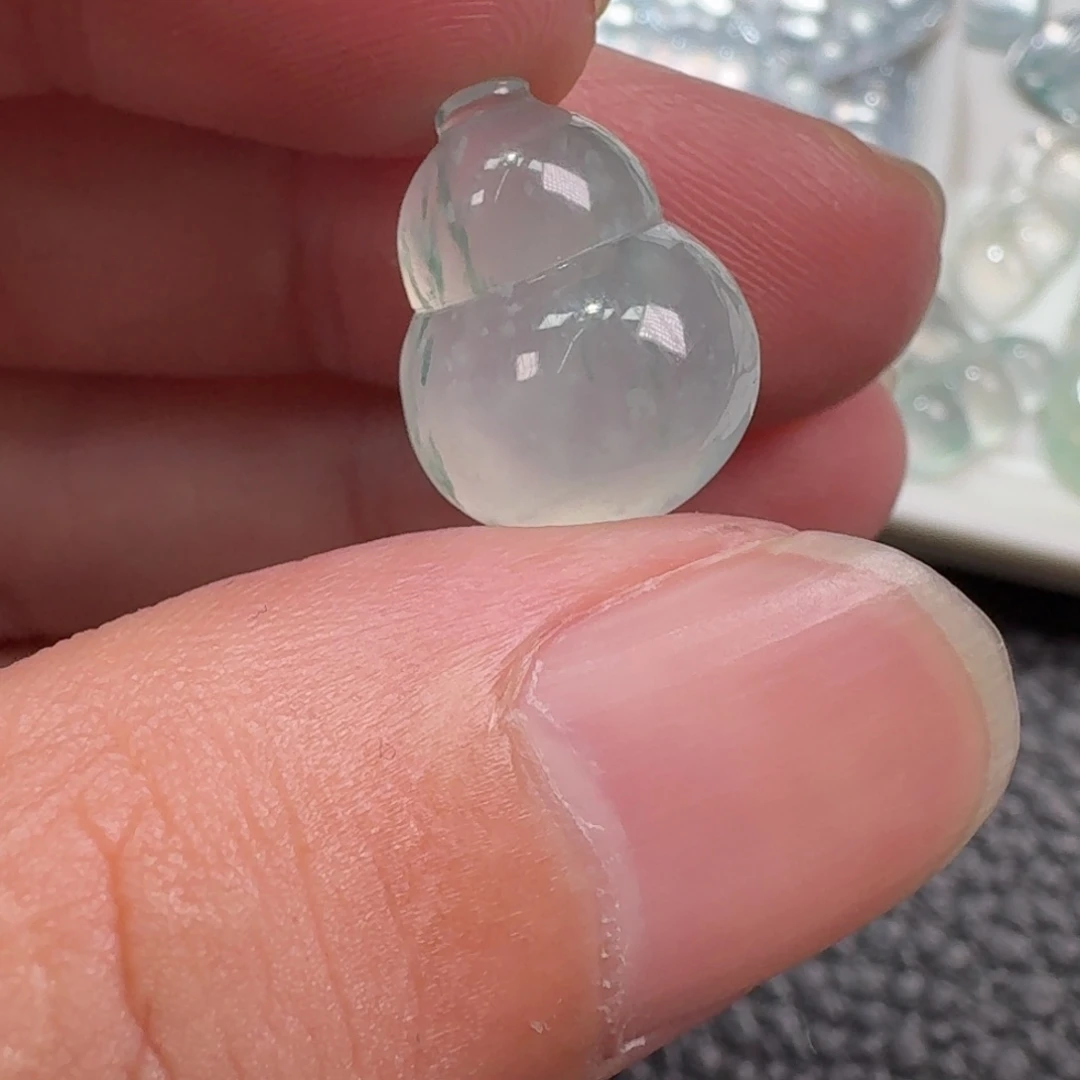 翡翠未镶嵌颈饰葫芦