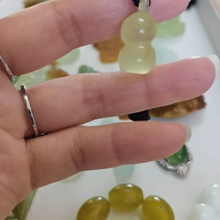 未镶嵌蛇纹石玉吊坠