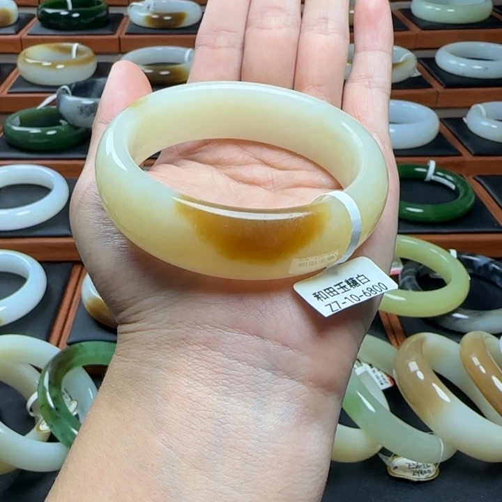 和田玉（糖玉）手镯未镶嵌正装轮胎粉底金糖