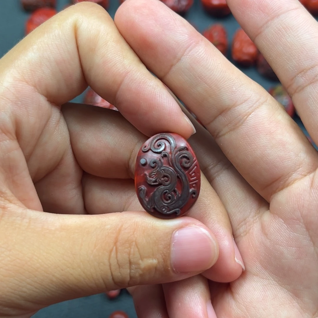 卓***提未镶嵌雕刻件南红玛瑙