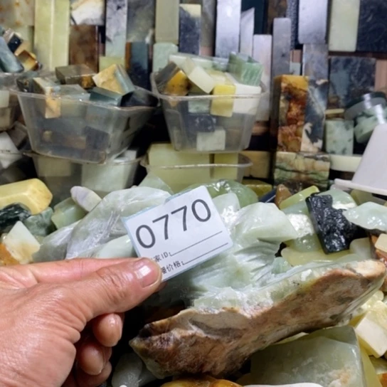 【闪购商品】未镶嵌蛇纹石玉珠宝玉器钱**锦