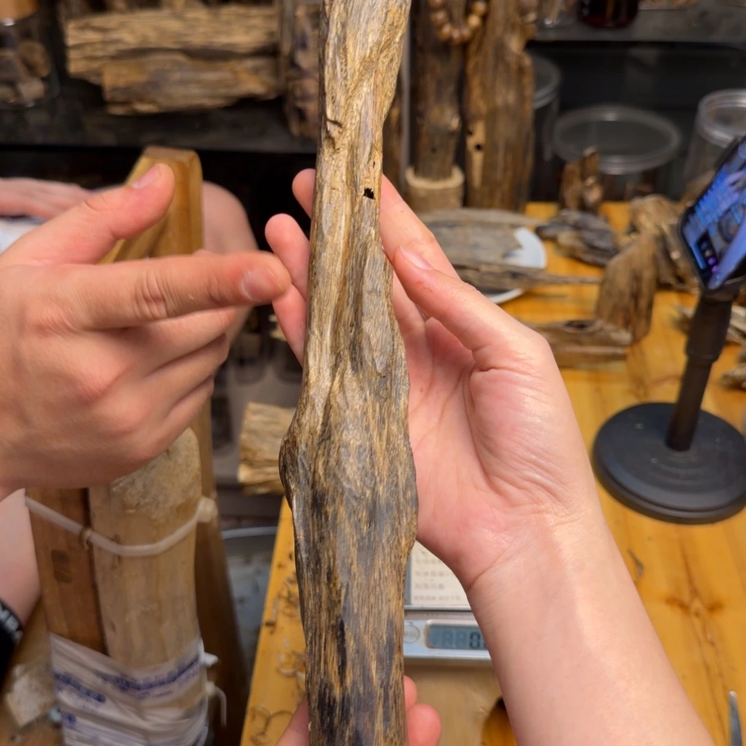 沉香碎屑沉香蓝宝石块料60克