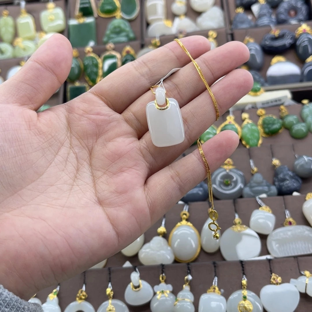 和田玉18K金镶嵌吊坠(赠链)