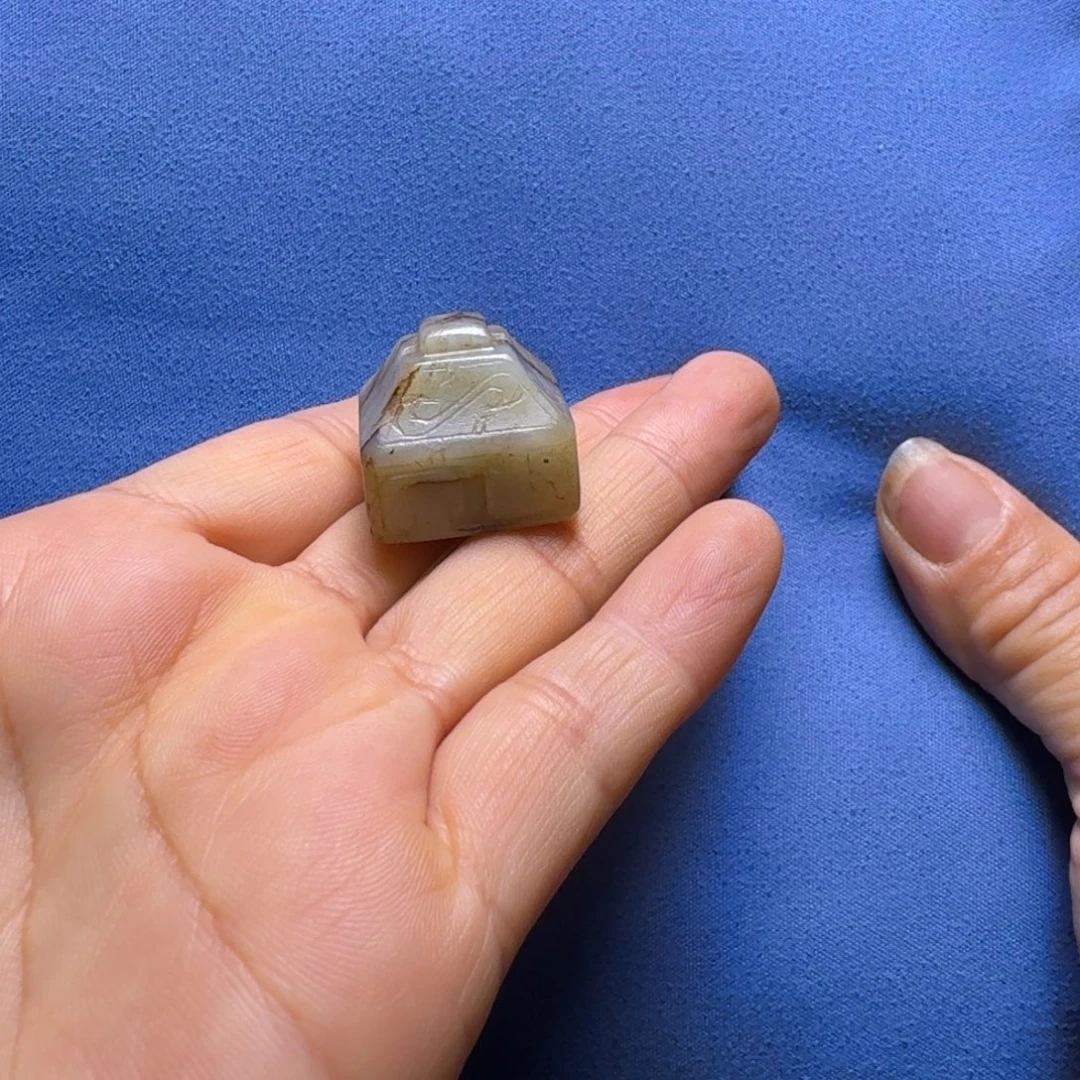 章***柜未镶嵌和田玉（糖玉）挂件