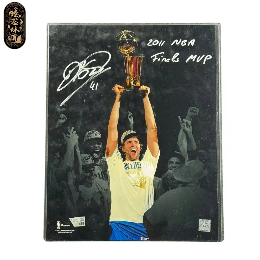 【臻签体育】诺维斯基亲签小牛捧杯14寸加签海报收藏（FA认证）