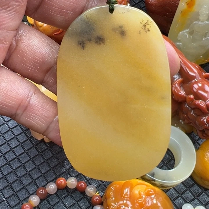 石英质玉（黄龙玉）颈饰合金