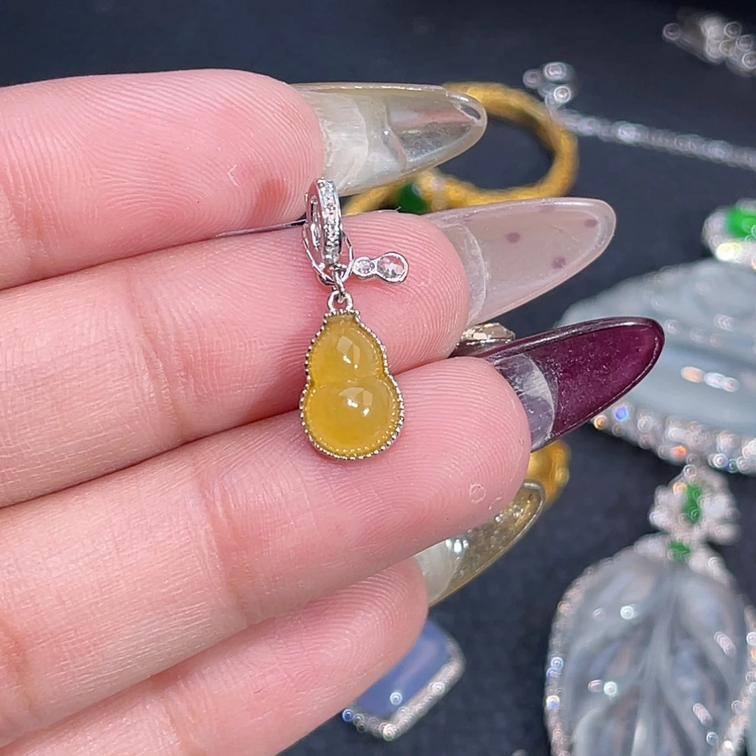 翡翠18K金镶嵌颈饰葫芦