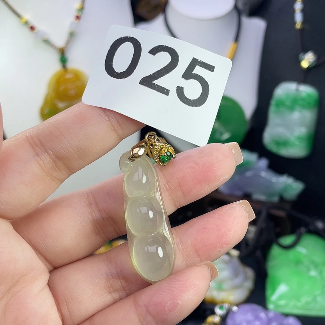 翡翠未镶嵌吊坠(赠链)