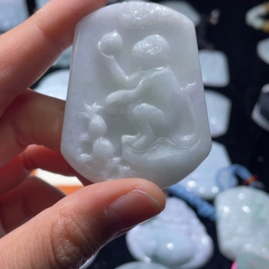 翡翠未镶嵌颈饰牌子，瑕疵