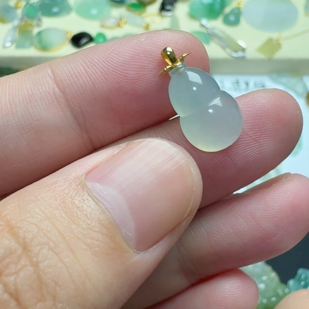 翡翠18K金镶嵌颈饰葫芦