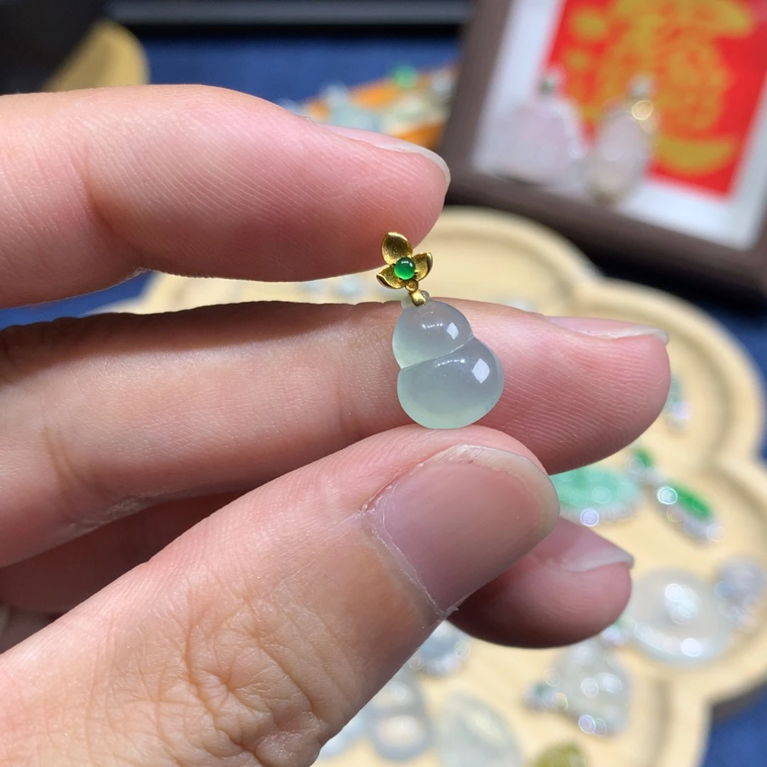 翡翠18K金镶嵌颈饰葫芦