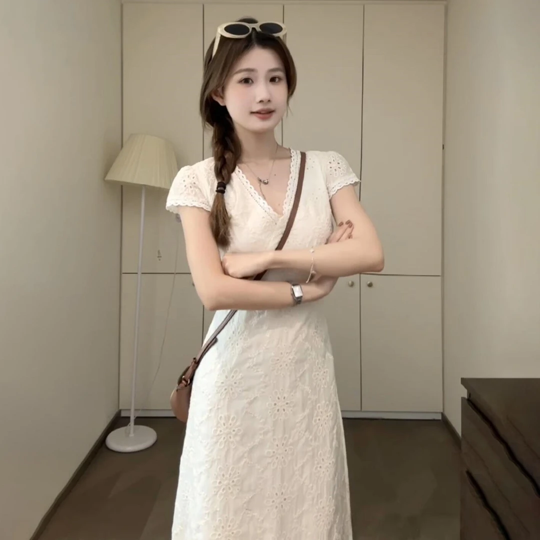 设计感白色V领法式连衣裙子女夏2025爆款高级感收腰温柔长裙3853