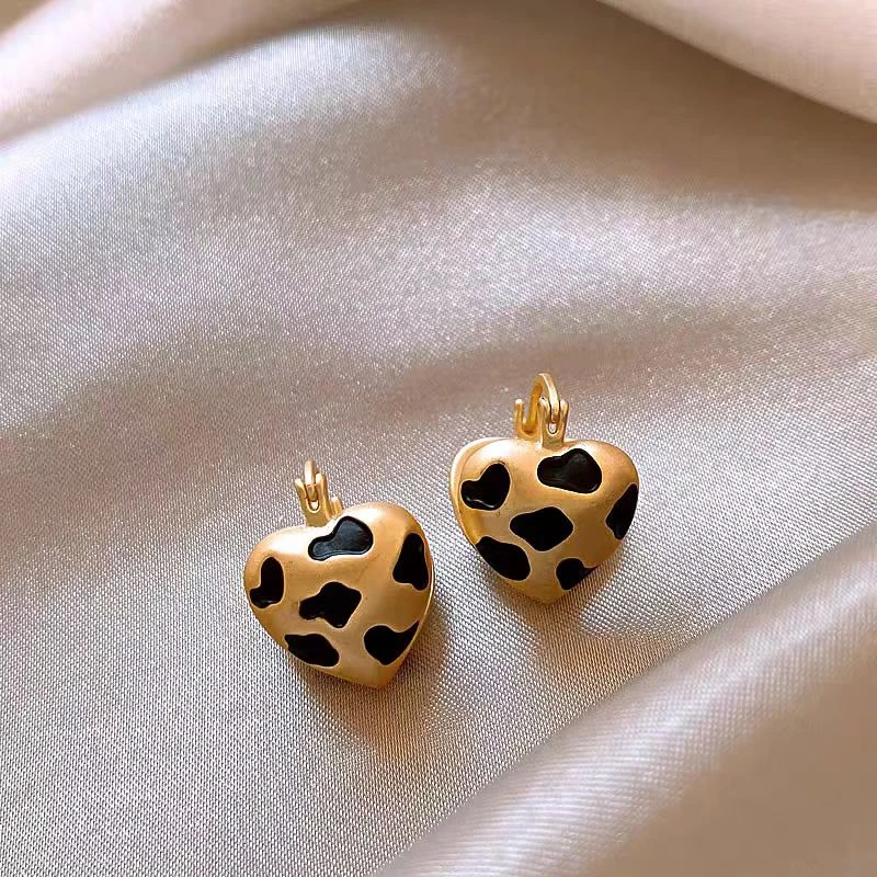 金色爱心耳钉女小众独特设计豹纹耳扣气质高级感耳环新款爆款耳饰