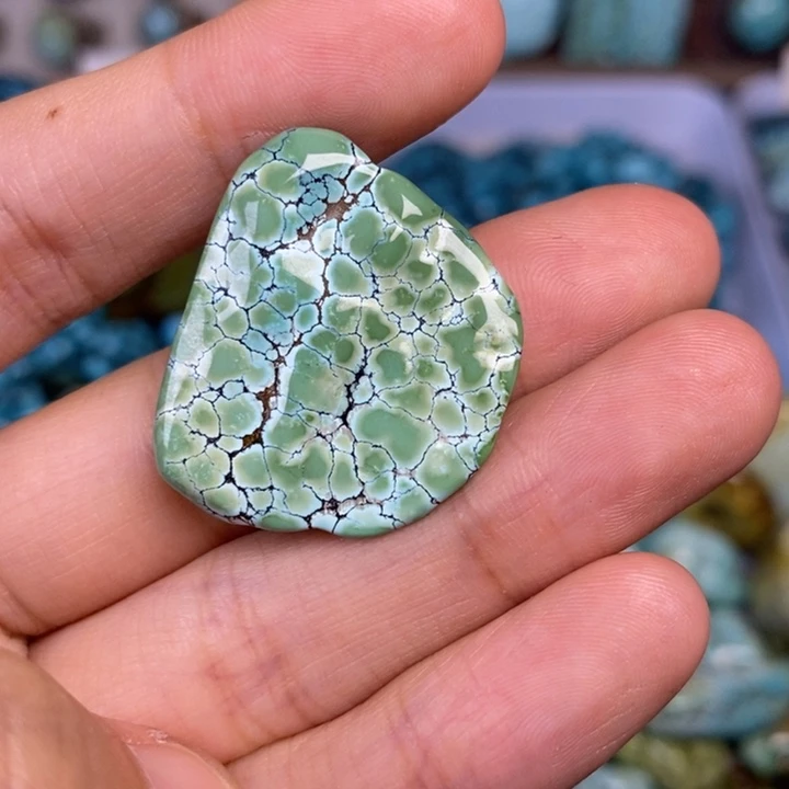 绿松石未镶嵌颈饰吾**岁