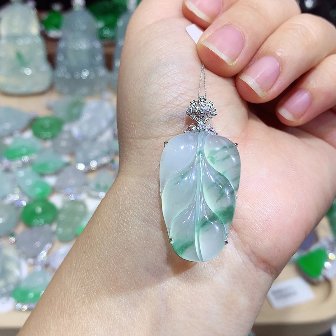 翡翠18K金镶嵌颈饰叶子