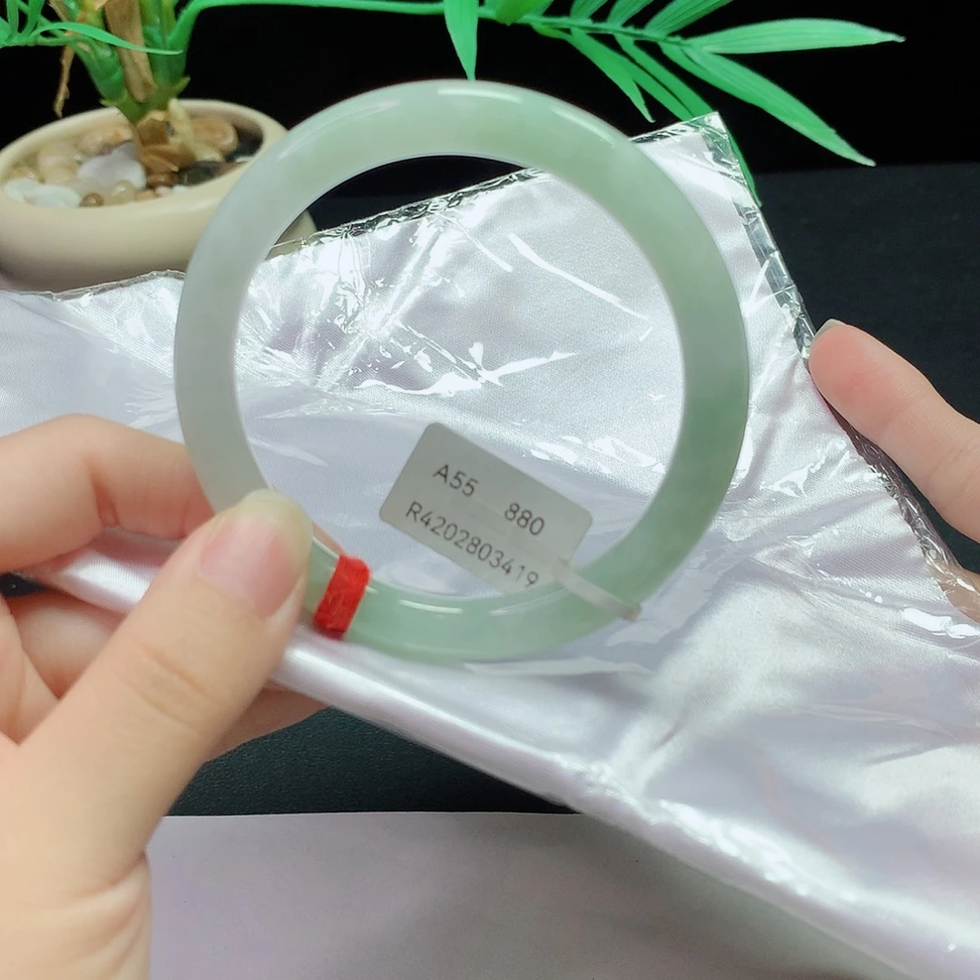 翡翠手镯未镶嵌翡翠手镯