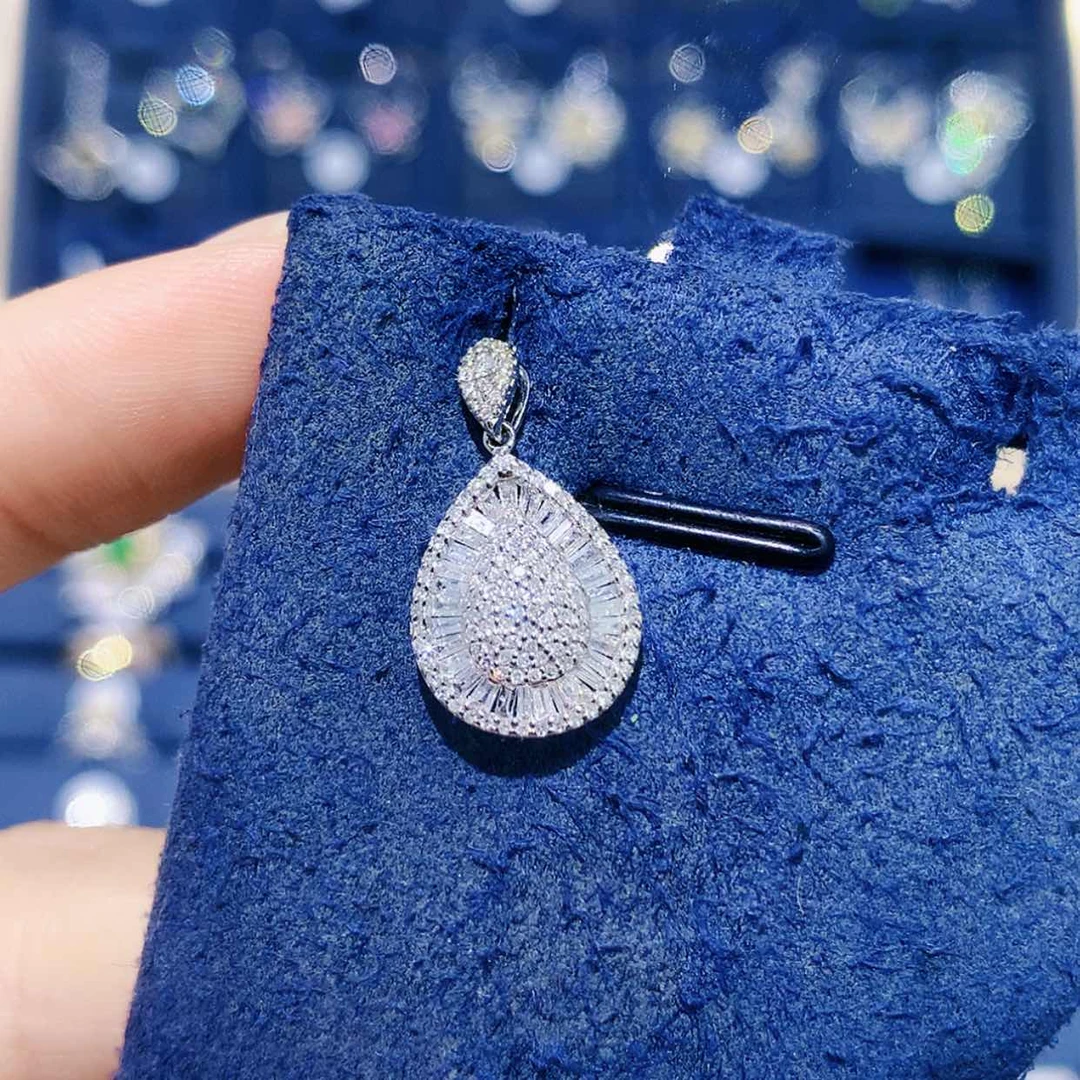 【闪购商品】吊坠(不含链)18K金镶嵌钻石满钻水滴吊坠