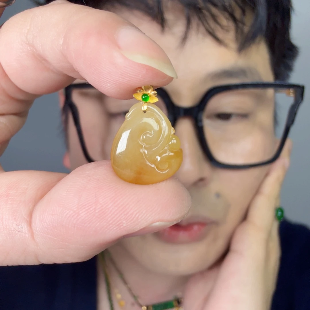 翡翠18K金镶嵌颈饰一件