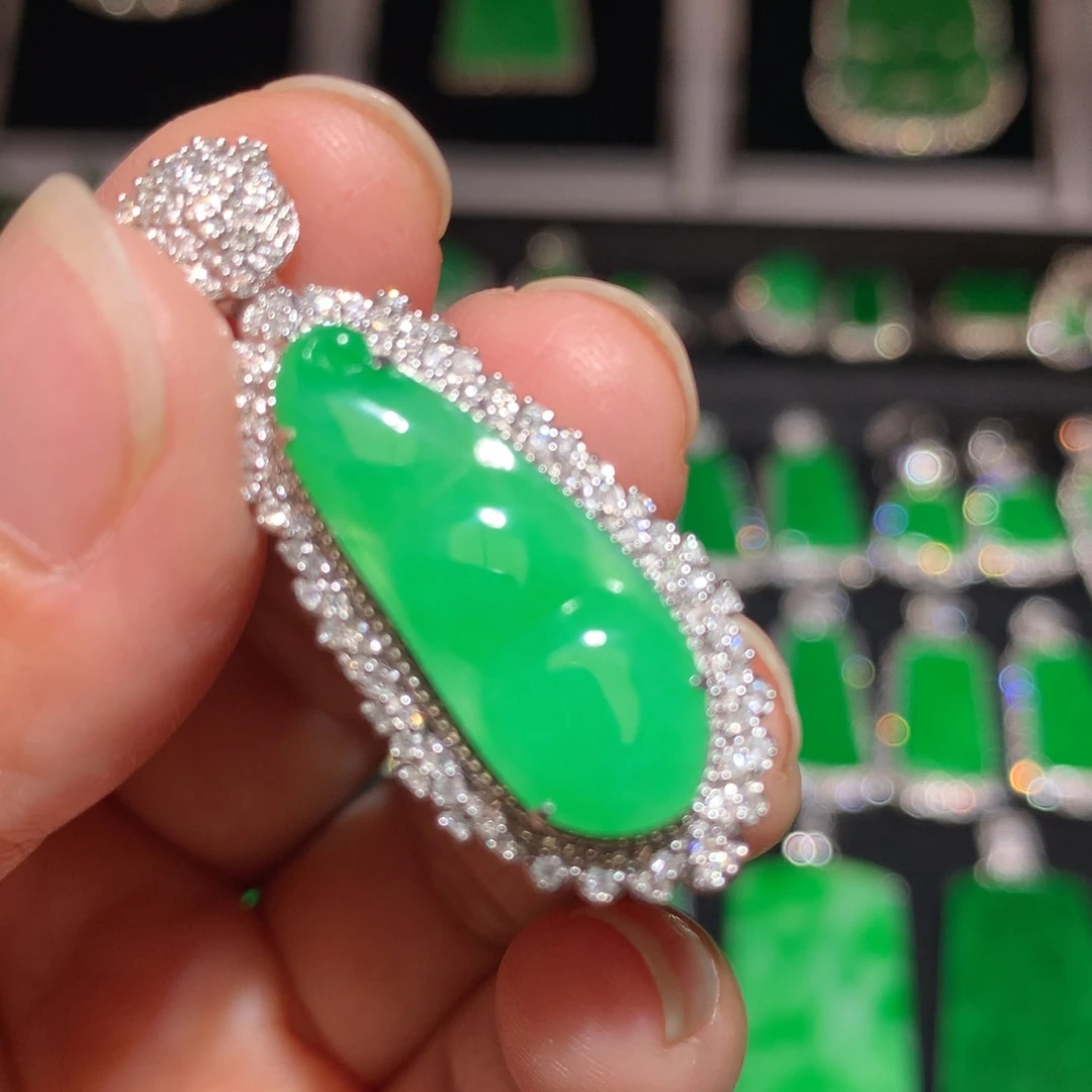 翡翠18K金镶嵌颈饰翡翠