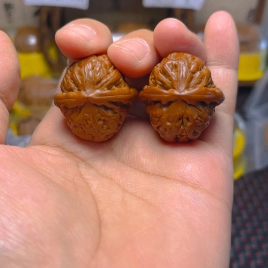 文玩核桃吊坠白狮