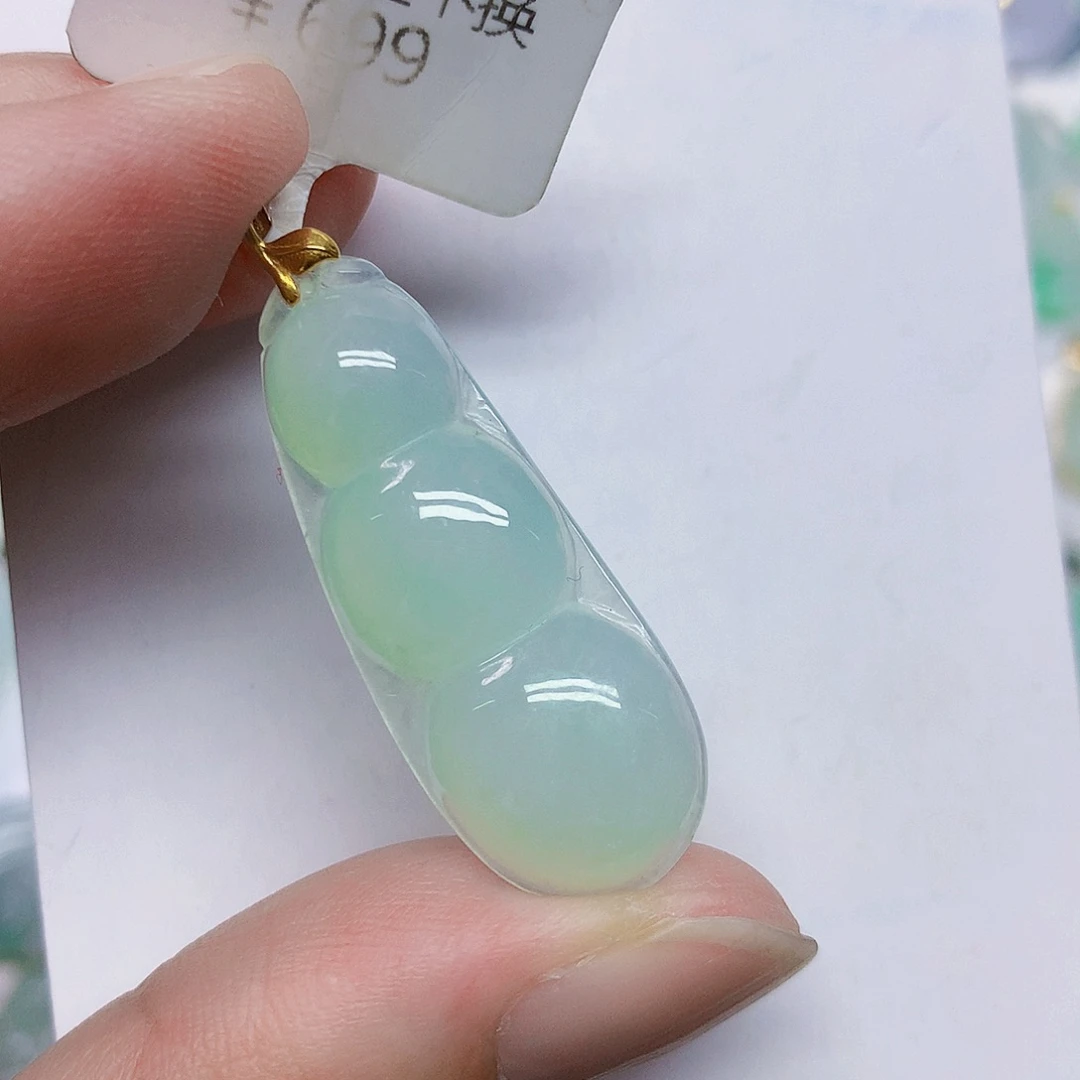 颈饰18K金镶嵌翡翠豆子