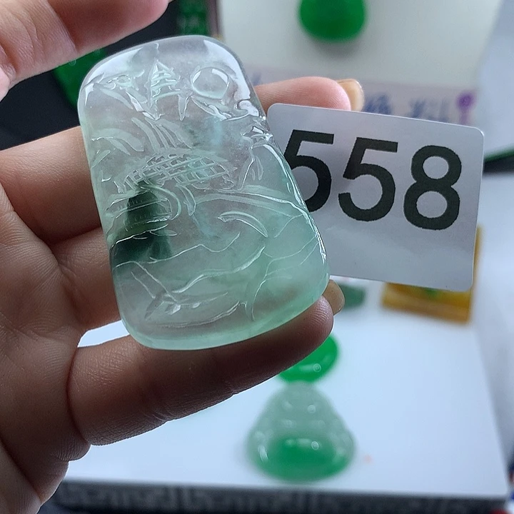 翡翠未镶嵌吊坠(赠链)