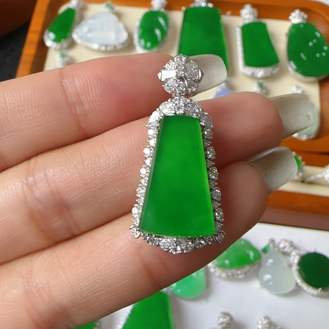 v***y翡翠18K金镶嵌颈饰吊坠