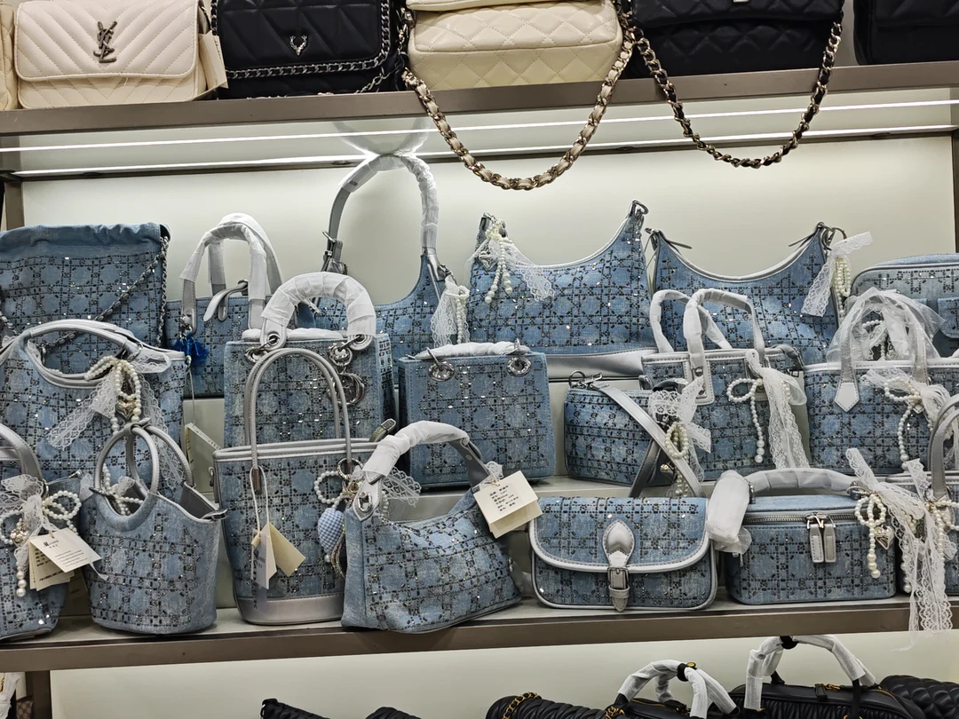 单肩百搭方形时尚镶钻斜挎包夏季春夏拉链暗袋防盗